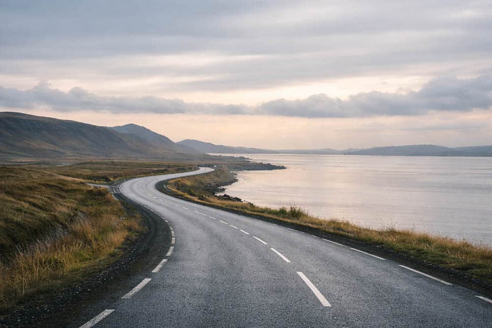 Kurvige Küstenstraße im Abendlicht