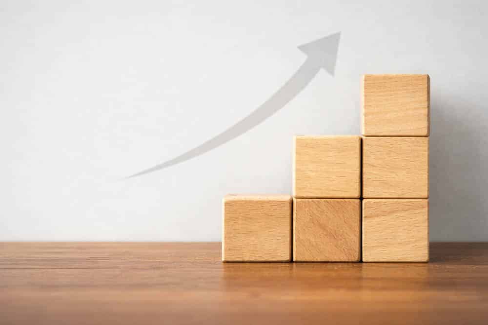 Massivholzstapel mit aufsteigendem Pfeil